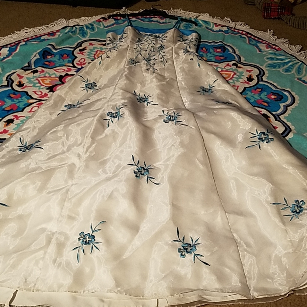 MASQUERADE PROM DRESS - Picture 2 of 8